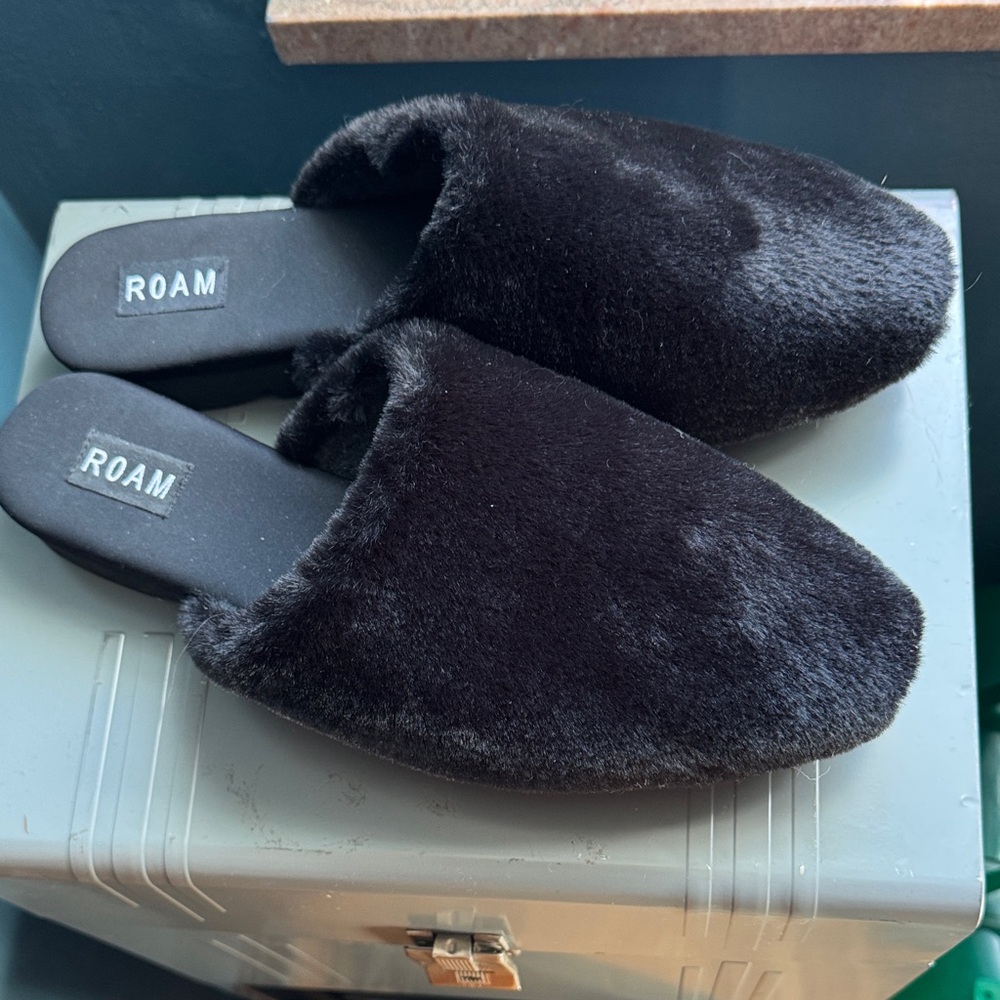 ROAM fuzzy furry faux fur cloud mules slides shoes size 9 black